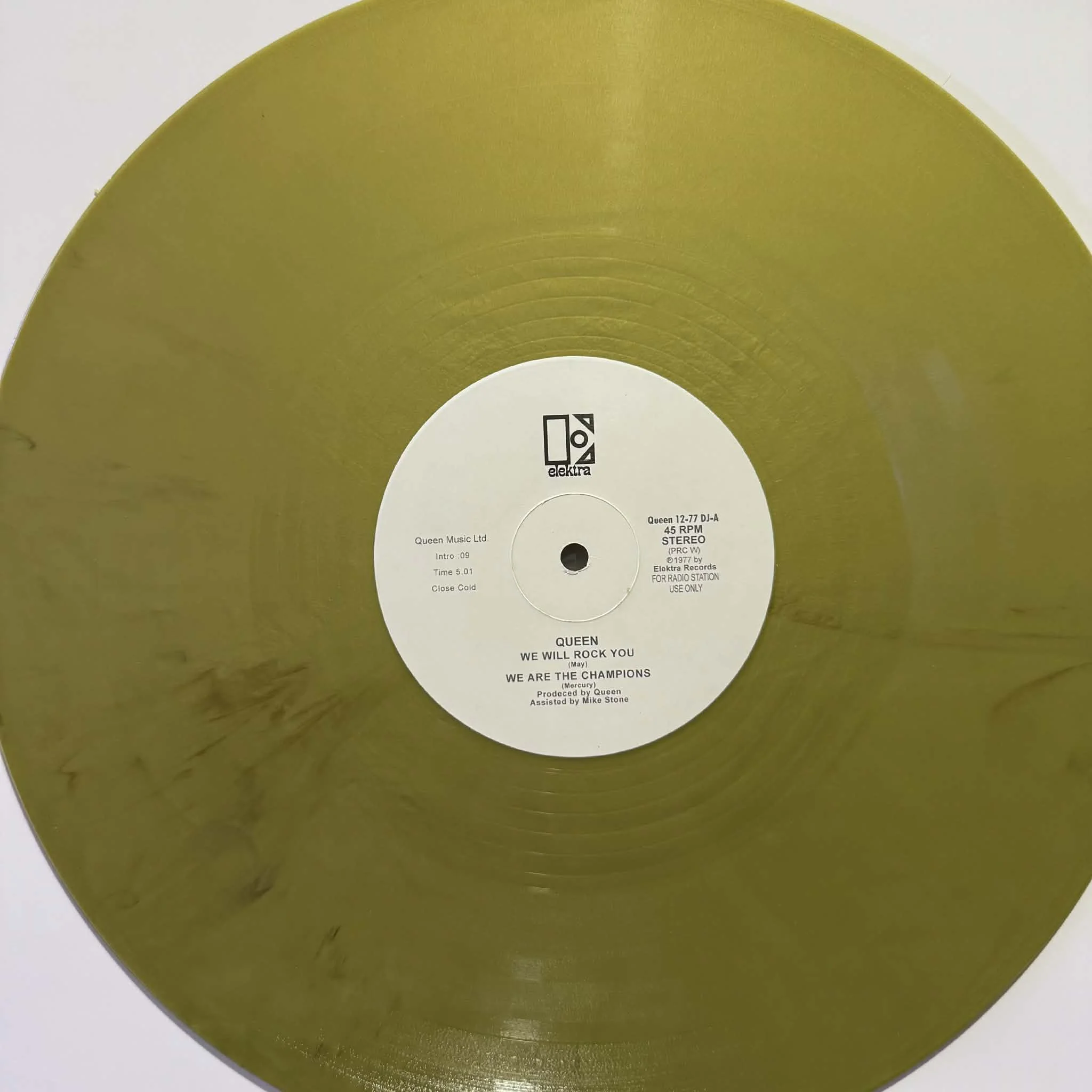 Queen – We Will Rock You / We Are The Champions